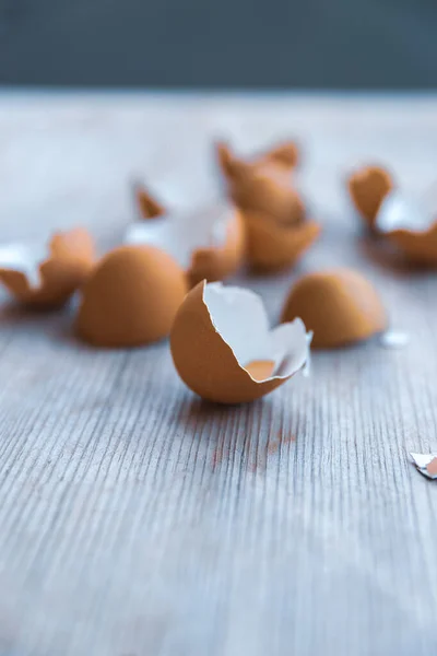 Photo Broken Empty Eggs Shell Wooden Table Kitchen Waste Recycling — Stockfoto