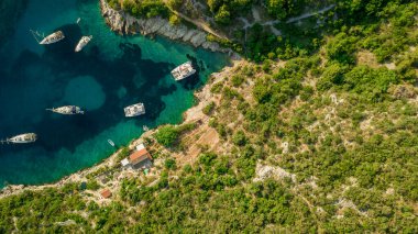 İnanılmaz İnsansız Hava Aracı Hırvatistan Kıyısı Manzarası. Üzerinde Yatlar olan güzel bir göl. Lüks Yaz Tatili.
