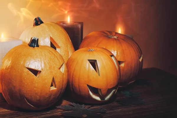 Foto Cerca Una Calabazas Talladas Miedo Luces Velas Suaves Decoración —  Fotos de Stock