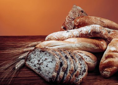 Masadaki Taze Ekmekler. Şükran Günü Aile Yemeği için Altın Buğdaylı Fırın Ürünleri.