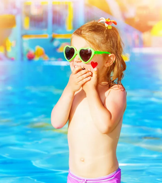 Bebe Fille Dans Le Parc Aquatique Acuatico Rafraichissant Stock Photo