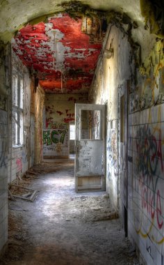 terk edilmiş bir hastane koridorunda
