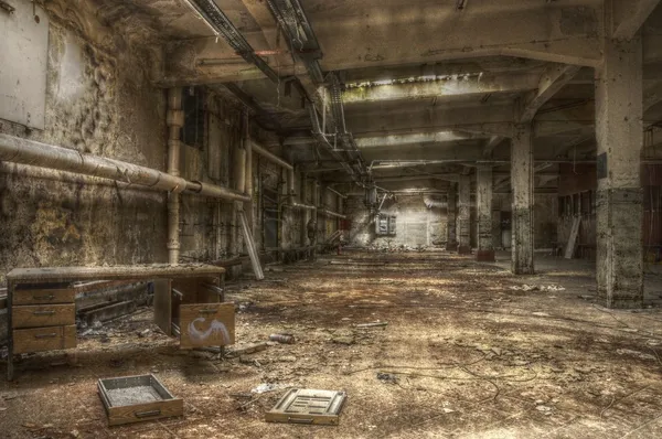 terk edilmiş bir salonda eski Danışma