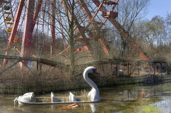 Parque de diversões abandonado com roda gigante — Fotografia de Stock