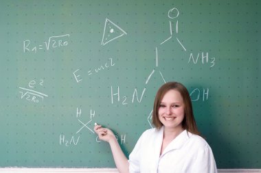 kadını sınıf önünde bir laboratuvarda