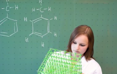 Kadın bir moleküler model laboratuarında analiz eder.