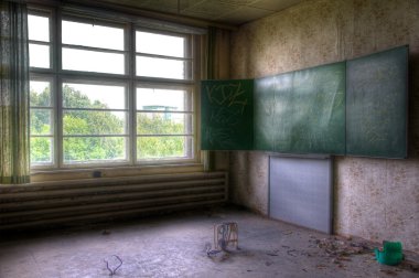 blackboard ile eski terk edilmiş sınıf