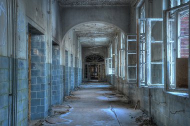 beelitz terk edilmiş bir hastane koridorunda