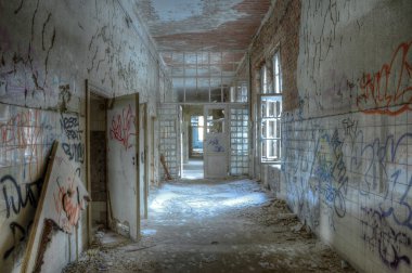 eski beelitz sanatoryumda koridorda