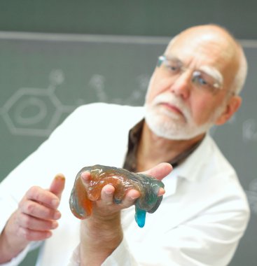 yaptığı deney gösterilen adam