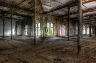 raylar ile eski terk edilmiş salon