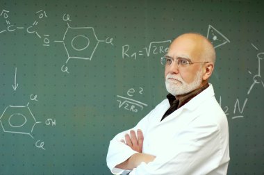 bir karatahta önünde duran adam