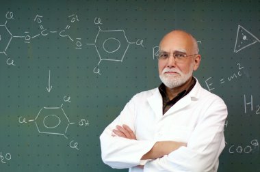 Profesör bir karatahta önünde duruyor.