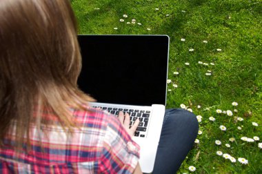 kadın ile laptop Bahçe, sörf