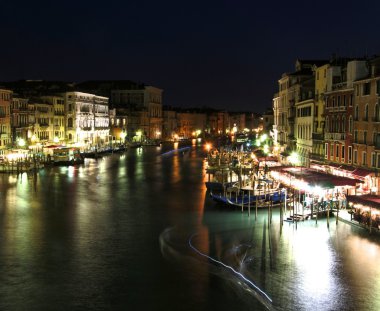 Geceleri Venedik canal