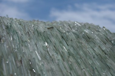 yeşil ve beyaz cam parçaları