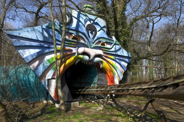 Vieja montaña rusa en un parque de atracciones abandonado — Foto de Stock