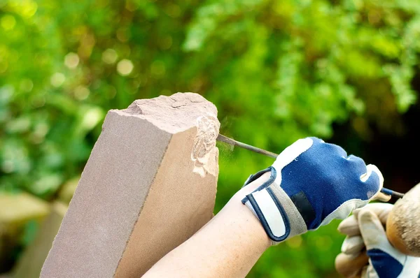 Female stonemason at work — Stock Photo, Image