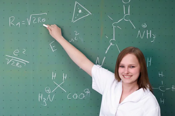 Kvinnlig student håller en presentation i ett laboratorium — Stockfoto