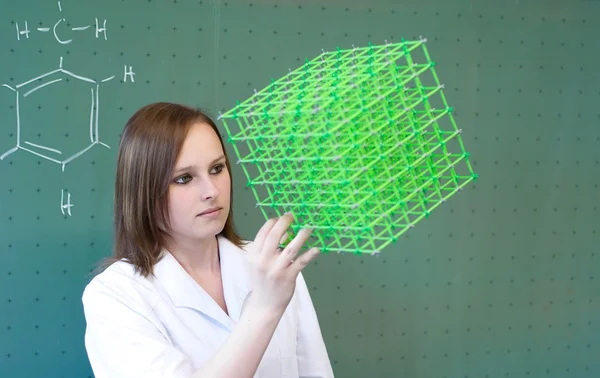bir laboratuvar molekül modeli olan kadın