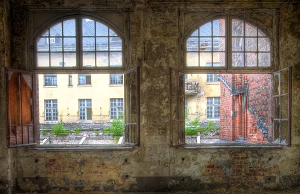 Staré rozbité okno — Stock fotografie