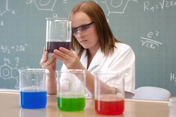 Jonge vrouw analyseren hun experiment — Stockfoto