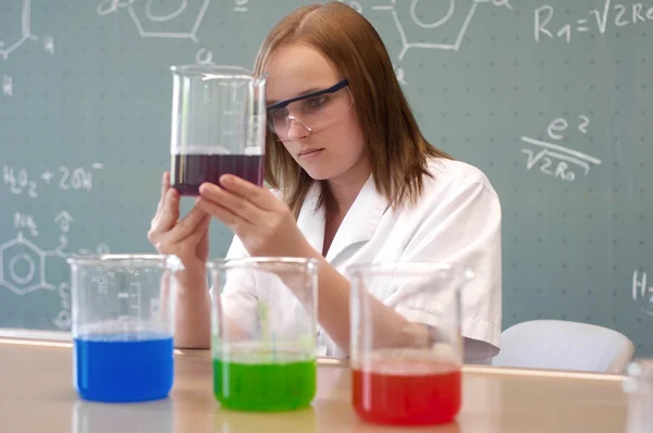 Jovem analisando seu experimento — Fotografia de Stock