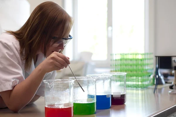 Kvinnliga högskolestudent experimentera i ett laboratorium — Stockfoto