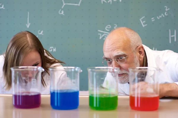 Professores e alunos analisam produtos químicos — Fotografia de Stock