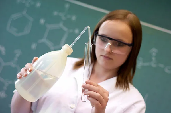 Woman in a laboratory — Stock Photo, Image