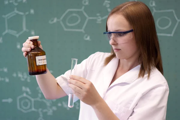 Woman experimenting in a laboratory — Stock Photo, Image