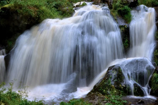 Waterfall in the countryside — Stock Photo, Image