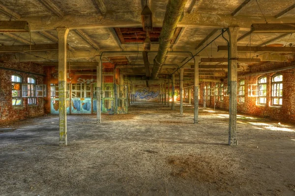 büyük terkedilmiş bir fabrikada inşa