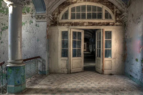 Ancien lobby dans un hôpital abandonné — Photo