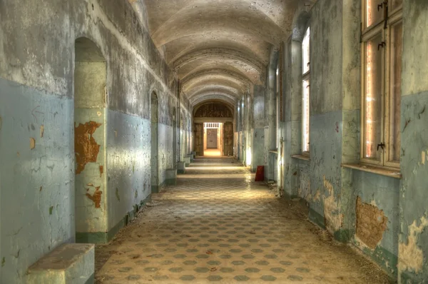 Old corridor in the Beelitz Heilstätten — Stockfoto