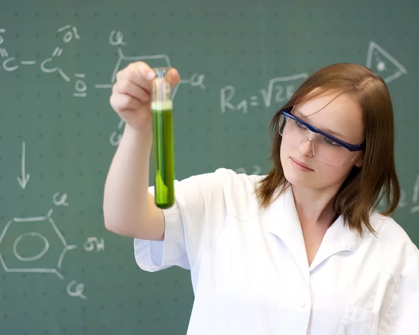 Studenten in een laboratorium te experimenteren — Stockfoto