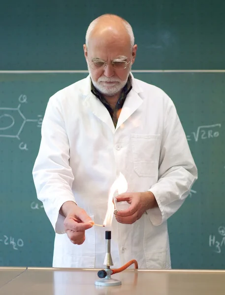 Cientistas com um queimador de Bunsen num laboratório — Fotografia de Stock