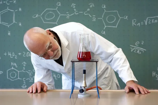 Teachers experimenting in a laboratory — Stock Photo, Image