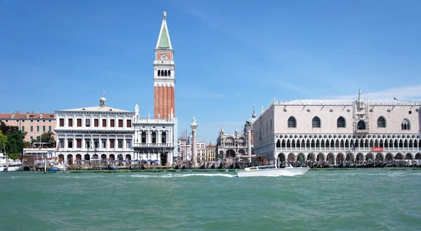 Con vistas a la Plaza de San Marcos en Venecia — Foto de Stock