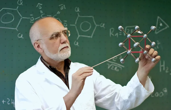 Labormitarbeiter zeigt Moleküle — Stockfoto