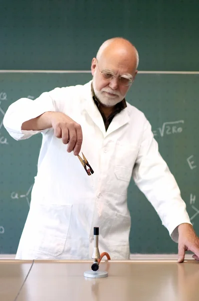 Hombre experimentado con un mechero Bunsen — Foto de Stock