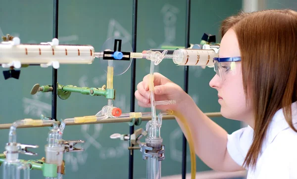 kadın bir laboratuarda deney