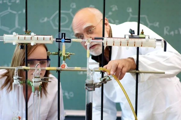 Professor en student in een laboratorium — Stockfoto