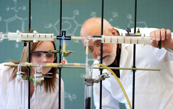 Lärare och elev i ett laboratorium — Stockfoto