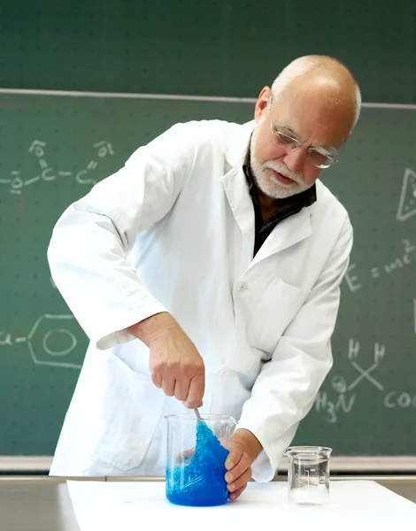 Teachers experimented before class — Stock Photo, Image