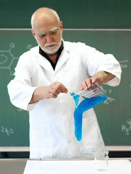 Schleimige blaue Masse im Chemieunterricht — Stockfoto