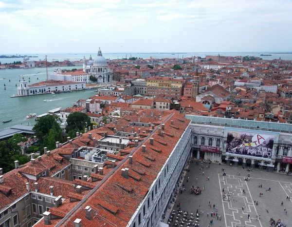 Venedik Pazar Meydanı üzerinde göster — Stok fotoğraf