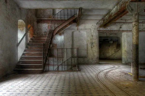 버려진 홀에서 오래 된 계단 — 스톡 사진