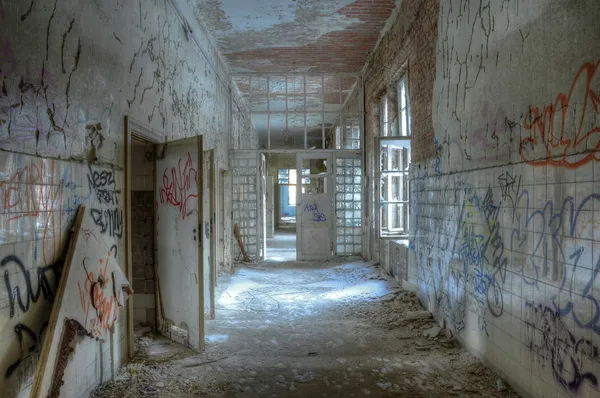 Vecchio corridoio nel sanatorio di Beelitz — Foto Stock