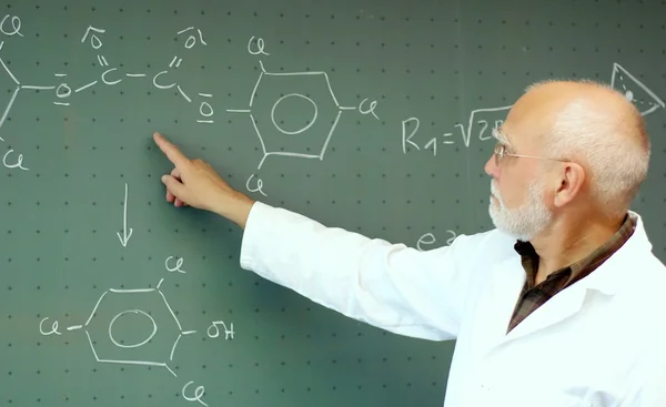 adam bir şey tahtaya gösterilen